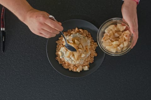 Birnen-Porridge mit Granola