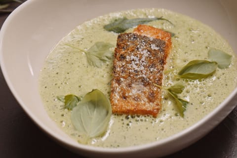 Schaumsuppe von Wild- und Gartenkräutern mit Seeforellenfilet