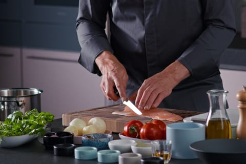 Gebeizte Seeforelle mit Tomatencreme, Tomatenkernen und Sauerrahm-Espuma