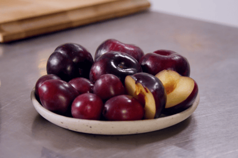 Pflaume mit Pflaumensamenmousse 