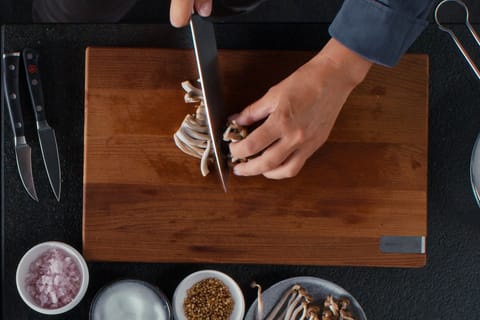 Gemüse-Dashi mit Buchweizen-Raviolo, sauren Buchenpilzen und gepufftem Buchweizen