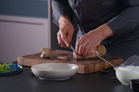 Pochiertes Schweinefilet mit Essiglinsen und Sauerrahm