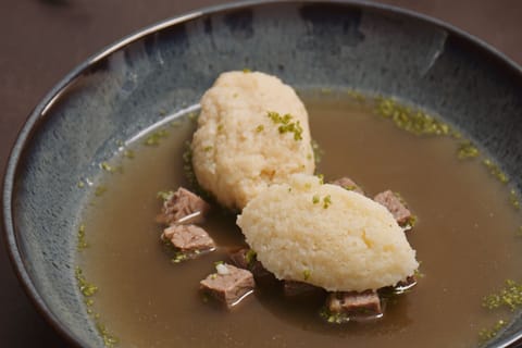 Kräftige Rindsuppe mit Butternockerl und Grießnockerl
