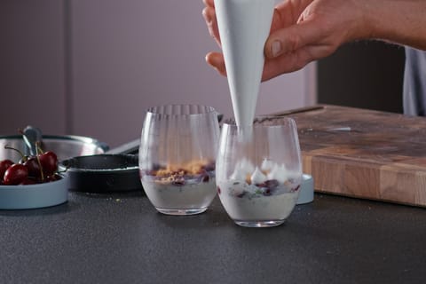 Zitronenverbene-Panna-Cotta mit Kirschen, Hafercrumble und Baiser