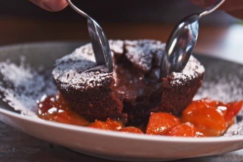 Schokokuchen mit gewokten Marillen