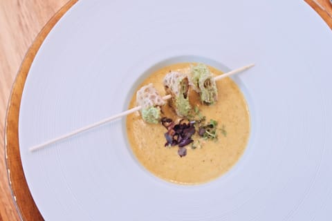 Orangen-Linsensuppe mit Buchweizen-Spinat-Röllchen