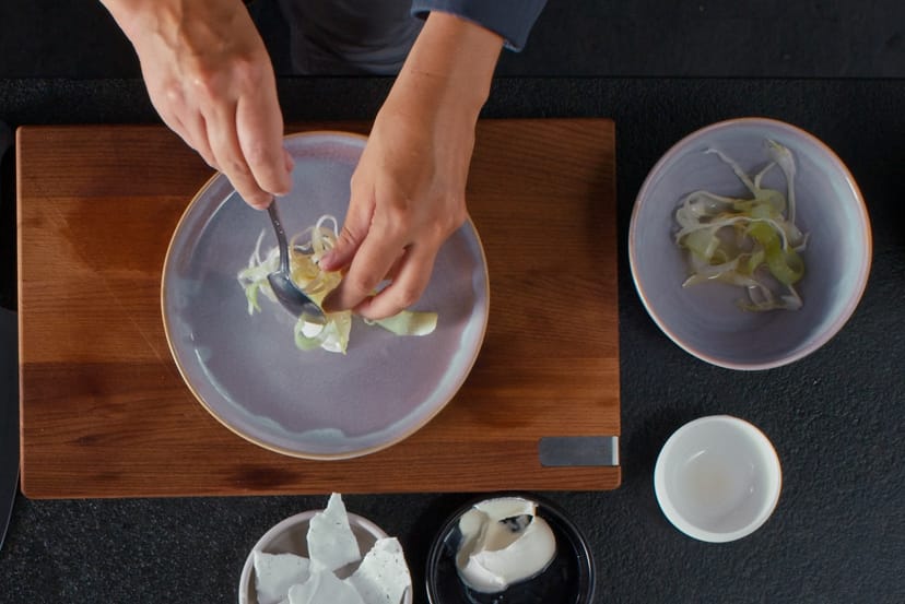 Rhabarber-Fenchel-Salat mit Limettensorbet und Baiser