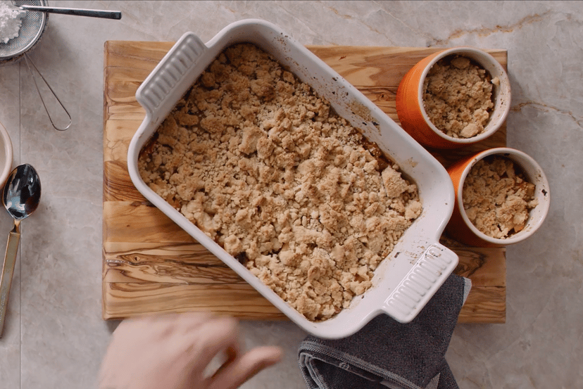 Apple Crumble mit Tonkabohneneis