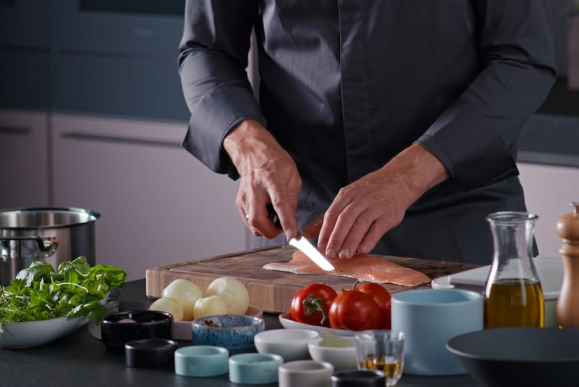 Gebeizte Seeforelle mit Tomatencreme, Tomatenkernen und Sauerrahm-Espuma