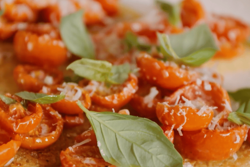 Geröstete Focaccia mit getrockneten Tomaten