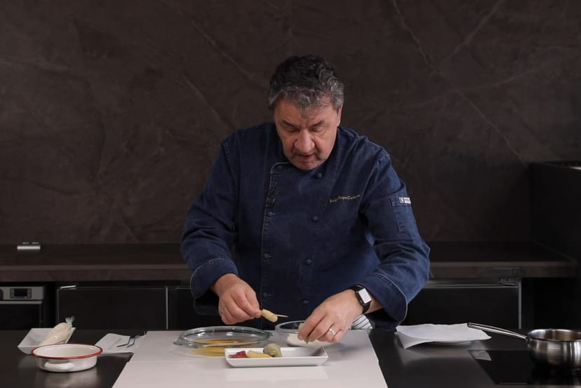 Pincho mit Artischocke, Spargel und Jamon