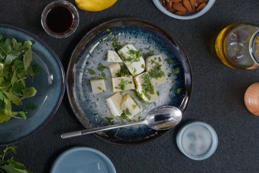Feta im Strudelteig mit Salsa Verde und Rucola-Sauerklee-Salat