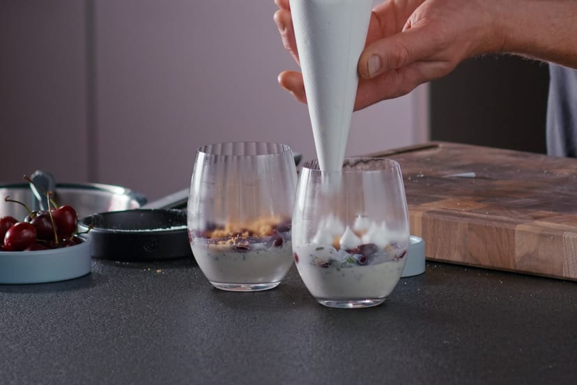 Zitronenverbene-Panna-Cotta mit Kirschen, Hafercrumble und Baiser