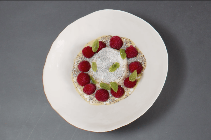 Geeister Germknödel mit Vanillesauce, Himbeeren und Mohn