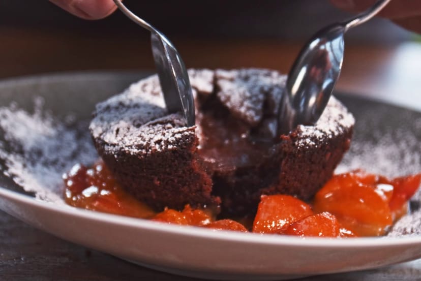 Schokokuchen mit gewokten Marillen