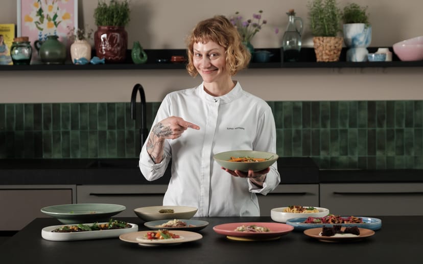 Moderne vegane Wohlfühlküche mit Vegane Köchin und Buchautorin Sophia Hoffmann
